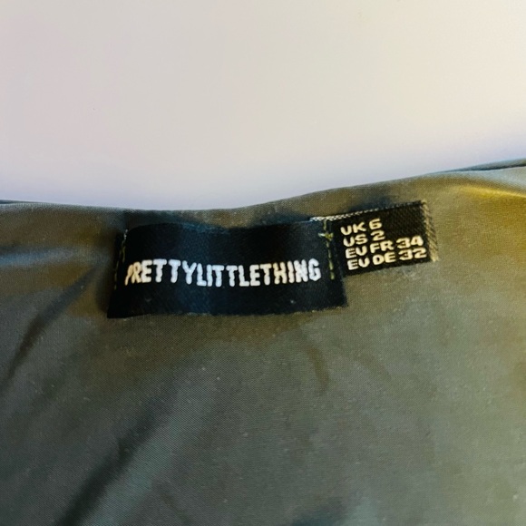 PrettyLittleThing Green Cropped Long Sleeves Top W/A Twist Design. Sz 2 Like New - Picture 4 of 8